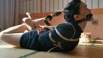 洛儿极限驷马放置 洛儿极限驷马放置。之前一直没有给洛儿绑过驷马，没想到腰挺软，并且说昨天不小心扭到腰了，不然还可以再紧一些，这样的驷马捆绑放置了很久。视频解压密码：chuxin  ·    -   -        -<br>一绳所爱绳艺体验店面向全国爱好者开放，本店提供绳艺捆绑模特服务、体验女绳师捆绑服务、体验长时间囚禁服务、场地出租、专业麻绳销售，原创视频套图销售、作品定制等，另外本店招募同好合作伙伴。微信：351552501初心