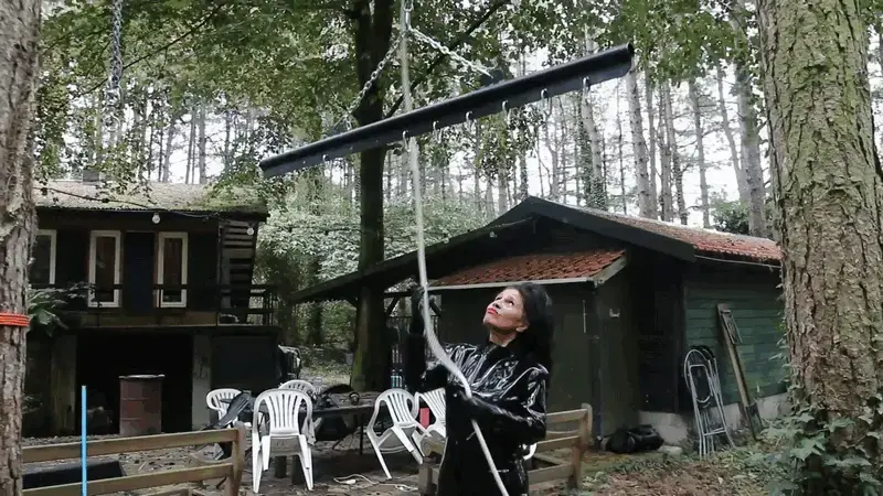 Mistress kim and her rubber slavegirl in extreme bondage 金小姐从不假装或在她的视频中表演。 您必须观看与乳胶超级模特Miss Fetilicious 的橡胶会议。 金女主人带她到外面的树林里玩玩。 两人都度过了美好的时光，而且都非常饥渴。 这个视频就像这两个橡胶上瘾的女孩一样独一无二。 <br><span style='color:#b0b0b0;'>[隐藏文字，购买后可见]</span>