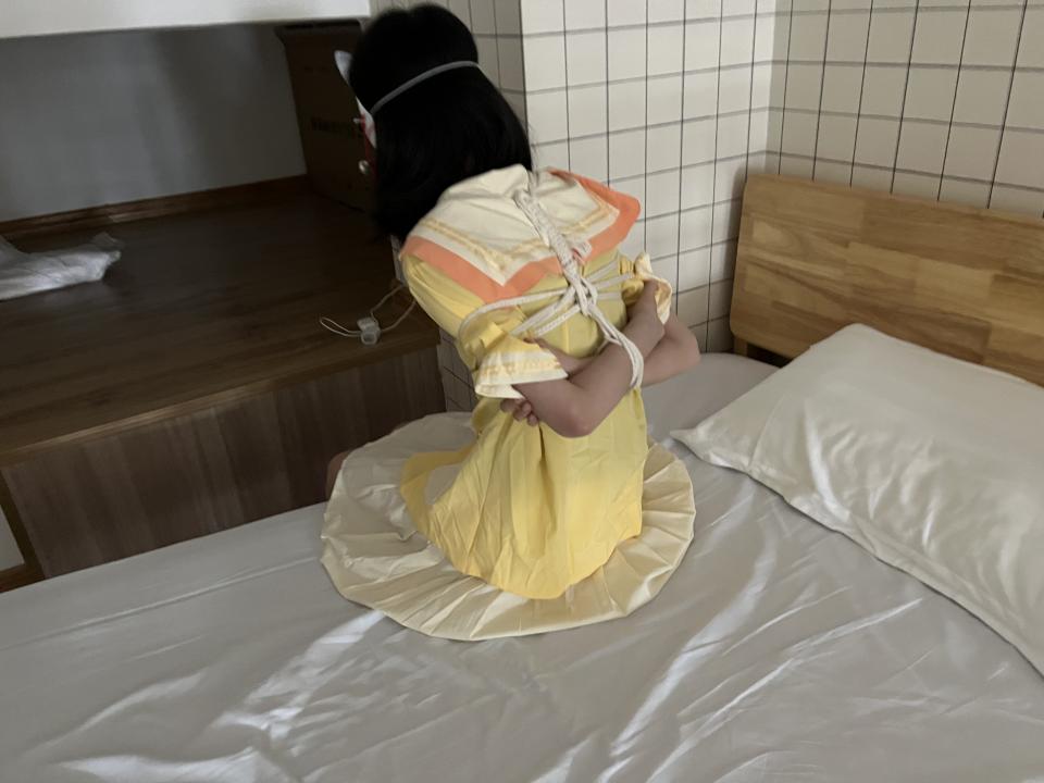  可欣被绑双手带出门散步，并将双腿绑在器材上     饭团捆绑剧情片段自救以及小倩捆绑自救剧情片段  