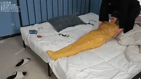 【心悦艺束】文文的保鲜膜和胶带全包 啊本来没想发全包的了，但是有那么一个老哥，非常的执着，加了我好几次，就想看全包的，但是他又确实囊肿羞涩，一直也没有钱订拍，这次也算是全了老哥一个心愿吧。毕竟这么执着的人不多呀。<br>这个全包里面用的保鲜膜，碗面缠的胶带。喜欢的可以看看，另外，求关注啊求关注。另外也可以加Q呀，我决定，以后妖狐上支持我购买我作品的朋友，在我QQ列表里面的，每月25号都抽取一个老哥，享受一次1500内的免费订拍额度。欢迎大家轰炸我，快来吧。<br>定拍，模特应聘，请加Q2386945992。海外用户请用Telegram：xybondage。最低500元即可订拍。<br>视频中的衣物，丝袜，道具有需要的也可联系我。<br>解压密码：xyys