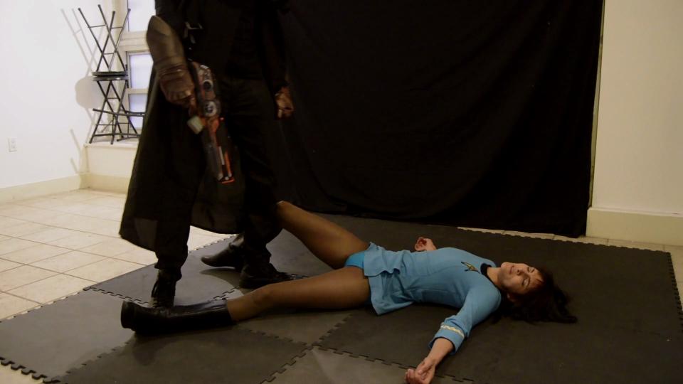 Star Trek-Space Agent Sola Space Agent Sola has been kidnapped by an intergalactic fugitive to destroy all evidence and information on himself. Sola must try to escape and bring the space criminal to justice. She is pummeled, knocked out, drugged and shot by the villain. Sola refuses to give up but the odds are against her in surviving this confrontation.<br>Runtime: 15 minutes, 17 seconds<br><span style='color:#b0b0b0;'>[隐藏文字，购买后可见]</span>
