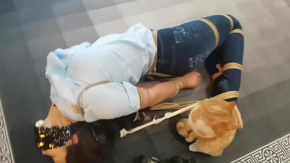 讨债不成反被绑 一绳所爱工作室定拍作品。剧情介绍，某教育培训机构女老师上门找校长索要几个月的培训费用，她只身来到校长家里，向校长索要薪水，校长不给，然后两人争吵起来，这时生气的校长抓住女老师双手并反剪到背后，然后将她摁倒在地上，然后叫上身旁的朋友:快去拿绳子，把她捆起来。被摁在地上的女老师还拼命扭动身子挣扎，校长反剪她双手并坐在她身上将她死死摁住，一会朋友拿来了绳子，他们两人配合，一个负责控制双手，一个负责捆绑捆绑完双手后，接着捆绑双脚，最后驷马倒攒蹄，被紧紧捆绑后女老师嘴巴骂校长，结果被校长和朋友用毛巾堵住嘴巴，缠上胶带，之后两人开始玩弄她，又挠痒痒，又让她闻鞋，玩弄后二人还捆绑她头发，让她强制抬头，又脱了她的原味白袜，堵她的嘴巴，然后挠她的脚丫，最后离开，留女老师再地上挣扎。<span style='color:#b0b0b0;'>[隐藏文字，购买后可见]</span>