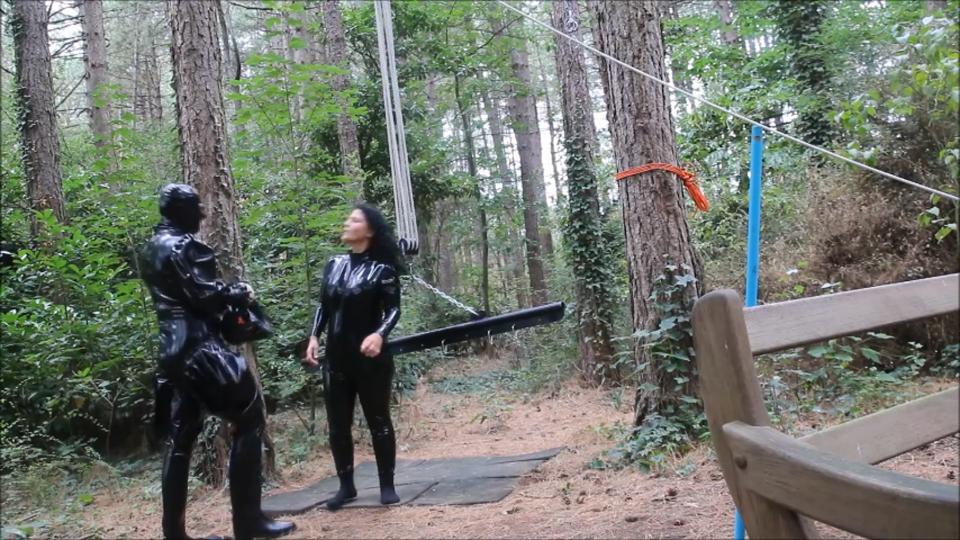 Rubbergirl Hanging upside down in the forest Part 1 這是在比利時森林中進行的重型橡膠冒險的一部分。 Rubbergirl 正在做第一次倒掛在樹上的測試。 這是一種極其嚴厲的束縛，但這次對她有恩。 明天不會有任何憐憫。 只有堅硬而沉重的橡膠束縛和一個驚喜的情婦。 <br><span style='color:#b0b0b0;'>[隐藏文字，购买后可见]</span>