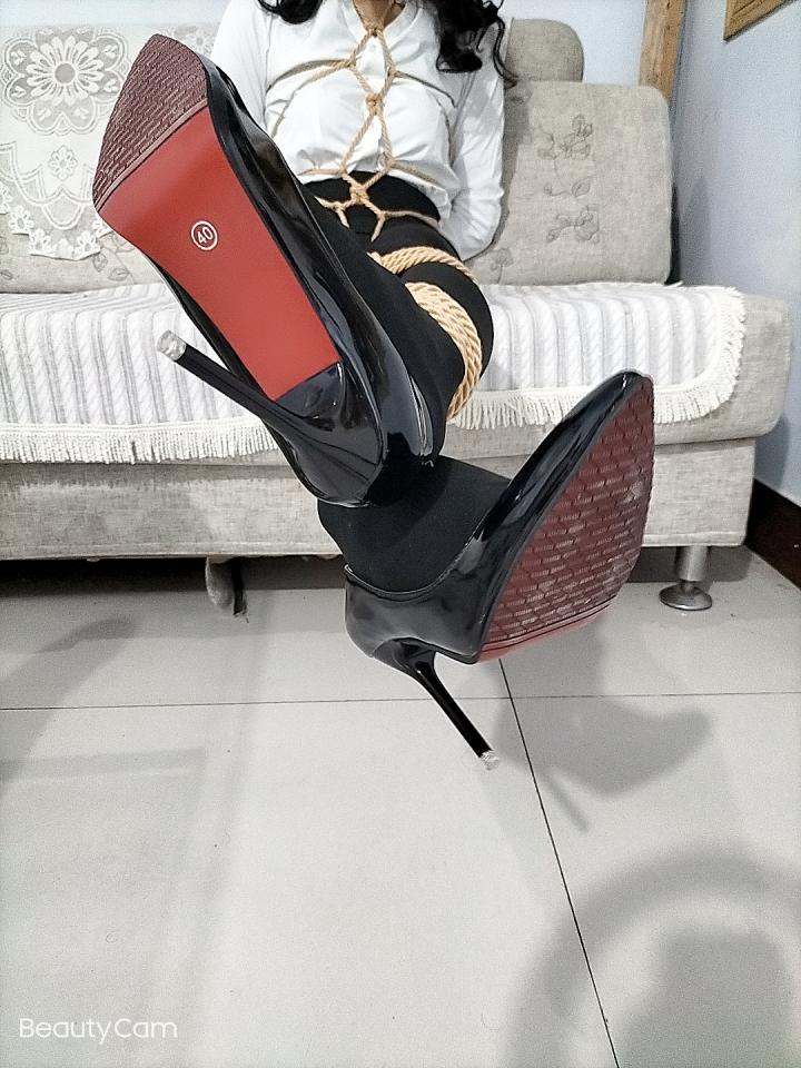 玩家自缚。cos《女总裁自缚被实习生发现》里的女总裁，自缚，黑丝，红底高跟鞋。 视频内容看截图。固定的视角，一个人改不了机位。<br>我喜欢带点剧情的捆绑，所以有了这个自缚。<br><br>小说简介：（都市，自缚，百合，调教，女总裁） <br>秦芯璐，28岁，女，倾国倾城，身价百亿。 <br>她创办“新路集团”，享誉无数，堪称一代传奇。 <br>但是，她却有一个不为人知的爱好。 她喜欢自缚！ <br>今天晚上，她给所有员工放了假，33层的新路大厦里，只有她一个人。 <br>她把自己严密捆绑起来，穿上风衣伪装好，钥匙放在家里，然后兴奋的开始了自缚之旅！ <br>没想到，刚下楼居然碰到了公司今天新招的21岁的女实习生！ <br>“漂亮前辈，都是打工人，今天公司只有咱俩在加班，去我家坐会吧” <br>她没收到放假的消息么？怎么办？冷静、冷静。 <br>啊啊，别拉我！我手被绑着呢啊！<br>要被发现了！！<br><br>视频是白衬衫裹臀裙和黑丝高跟鞋，龟甲缚，绑黑丝长腿，体现不出来这个剧情，苦笑。<br>对小说感兴趣可以在小说区搜我，玩家自缚。<br>以自缚、百合为主。<br>求关注，以后会更自缚视频。<br><br>管理员辛苦，大半夜的还要审视频。