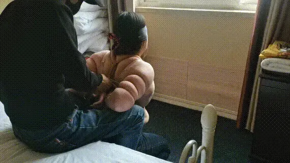 绳奴胖豆豆五花紧绑驷马放置 喜欢紧缚的胖m豆豆，五花大绑紧缚驷马捆绑，在房间绑起来放置很久，最后把驷马放置的豆豆一个人丢在房间里，关门玩去了...视频解压密码：chuxin  -             -           -<br>一绳所爱绳艺体验店面向全国爱好者开放，本店提供绳艺捆绑模特服务、体验女绳师捆绑服务、体验长时间囚禁服务、场地出租、专业麻绳销售，原创视频套图销售、作品定制等，另外本店招募同好合作伙伴。微信：351552501初心<br>