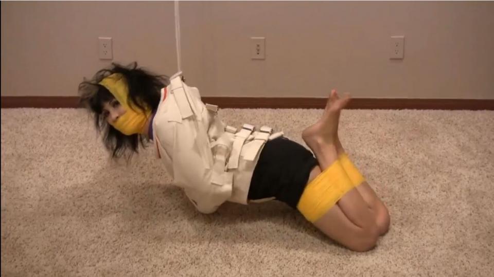 Lächeln Lorieau BTS (2) Lächeln Lorieau BTS (2)(HD).  Lacheln shows just how restraining, and surprisingly comfortable, a straightjacket can really be, made all the more effective with the application of yellow vet wrap on her legs and as a gag. <span style='color:#b0b0b0;'>[隐藏文字，购买后可见]</span>