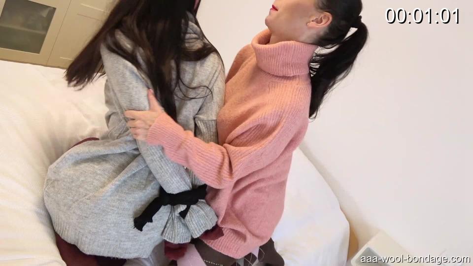 BOUND WITH STOCKINGS Two friends in sweaters and tights and 4 pairs of overknee stockings...Paula gets hogtied and gagged and can enjoy Sandras feet from the front row!<br><br><span style='color:#b0b0b0;'>[隐藏文字，购买后可见]</span>