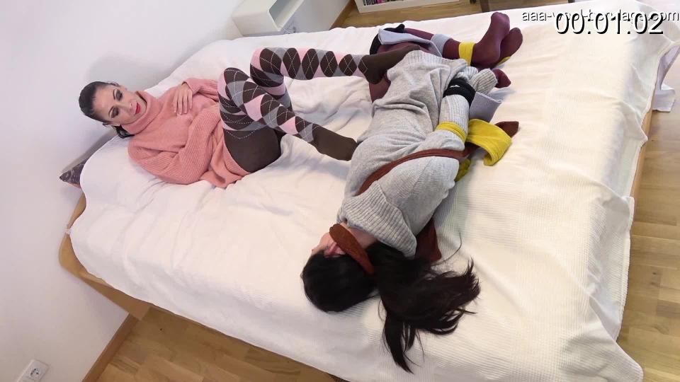 HOGTIED WITH STOCKINGS AND BAGGED Paula gets hogtied and gagged with overknee stockings.<br><br>Two friends in sweaters and tights and 4 pairs of overknee stockings...Paula gets hogtied and gagged and can enjoy Sandras feet from the front row<br><br><span style='color:#b0b0b0;'>[隐藏文字，购买后可见]</span>