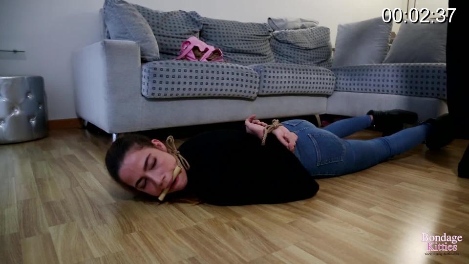 Young real estate agent gagged and bound to chair by client bondagekitties<br>简介 当亚娜要带他去阳台时，她背过身去，莱克斯攻击了亚娜，把她推倒在地板上，用他的力量，把她的手放在背后，亚娜试图反抗，但莱克斯对她来说太高太强壮了。 Lex取出她包里的绳子，灵活地将她的双手绑在背后，然后把一个很不舒服的竹塞塞进Yana的嘴里，让她不能尖叫，同时又很不舒服，她开始了报复。<br><span style='color:#b0b0b0;'>[隐藏文字，购买后可见]</span>