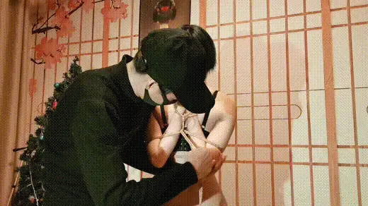 美女极紧后手观音捆绑，最后双脚也吊起来 美女极紧后手观音捆绑，最后双脚也吊起来。当一个被绑起来的女孩跪在你面前，把她踩在脚下，隔着屏幕你都能感觉到满满的征服感。视频解压密码：chuxin -              -                   -             -<br>一绳所爱绳艺体验店面向全国爱好者开放，本店提供绳艺捆绑模特服务、体验女绳师捆绑服务、体验长时间囚禁服务、场地出租、专业麻绳销售，原创视频套图销售、作品定制等，另外本店招募同好合作伙伴。微信：351552501初心