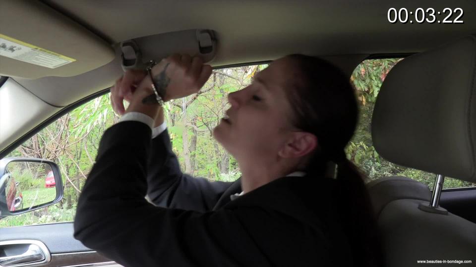 The Broker (MP4 1080p) - Autumn Bodell Autumn works as a broker, buying and selling of stocks or other securities. The are inherent risks in this kind of trading, and money can be lost. When she loses a large sum, one of her clients takes it personally and decides to take her out of circulation. The video opens with Autumn handcuffs inside a car being driver to an out-of-the-way building. It is here that the client intends to keep her, making her work to recover his money. When she is not working, she will be kept tied up and gagged.<br><br><span style='color:#b0b0b0;'>[隐藏文字，购买后可见]</span>