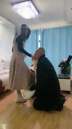 【晨晨】到狗狗家里玩她老婆 <span style='color:#b0b0b0;'>[隐藏文字，购买后可见]</span><br><br><br><br>【晨晨】到狗狗家里玩她老婆<br>大公狗把自己的老婆都贡献给女主玩了<br><br><br>点击查看更多精品影片<br><br>