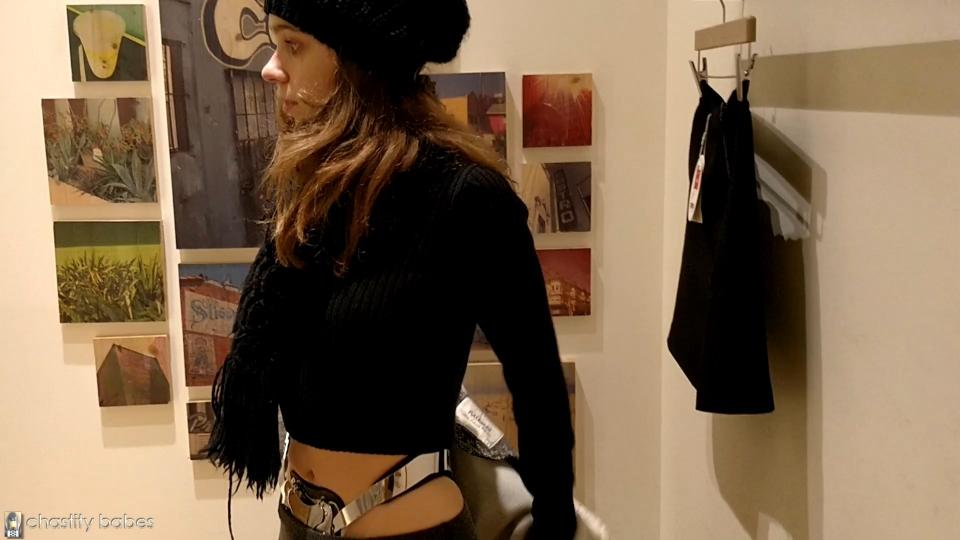 Lizanne – shopping part 1 (接续Lizanne)。看到现实生活中的贞操带佩戴者在自己的环境中拍摄的录像，真是太有意思了! Lizanne开着车，被锁在她自己的卡拉拉贞操带里，看得非常兴奋。她喜欢挑战自己，穿着短上衣和低腰裤，这样她的腰带在公共场合就会被看到，即使外面很冷！她的腰带也是如此。<br>当她到达目的地时（她的计划是去买衣服），她随意地在公共场合走来走去，与许多人擦肩而过，她的皮带清晰可见。卡拉拉腰带是闪闪发光的，所以我非常肯定很多人都看到了这条腰带。从我自己的经验来看，我知道一条明显的腰带很少得到任何评论。只是一些好奇的目光，但没有人会真的说些什么。因此，在公共场合佩戴腰带是相当可以的（当腰带可见时，实际上是非常令人兴奋的）。<br>Lizanne在长椅上休息了一会儿，查看了她的信息，然后去喝咖啡，当她坐在小咖啡店里喝饮料时，她的腰带就探出来了。然后就去商店买东西了！。她发现了一条可爱的裙子，但她不确定它是否合适，以及当她试穿时它看起来会怎样。所以她把东西带到了更衣室，再次经过许多人，她在小亭子里脱衣服。当她试穿裙子时，我们可以很好地看到丽珊的完美身材，她被锁在卡拉拉中。最后，她决定这不是她的口味，她去找更多的东西来试穿<br>女孩们和购物! 他们肯定会慢慢来，在这种情况下，这是非常好的，因为跟着丽珊娜穿着卡拉拉腰带在城市里走动是非常令人兴奋的。所有女孩都应该以Lizanne为榜样，在公共场合不拘小节，乐于佩戴贞操带! <br> <br>(Continued from Lizanne – morning). So interesting to see footage from a real life chastity belt wearer in their own environment! Lizanne driving in her car, locked in her own Carrara chastity belt, is very exciting to watch. She loves to challenge herself by wearing short top and low waist pants so her belt is visible in public, even when it is quite cold outside!<br>When she arrives at her destination (her plan is to go shopping for clothes), she casually walks around in public, passing many people with her belt clearly visible. The Carrara belt is shiny, so I am very sure a lot of people saw the belt. From my own experience, I know that a visible belt rarely gets any comments at all. Just some curious looks, but no one will actually say something about it. So it is quite ok to wear a belt in public (and actually very exciting when it’s visible).<br>Lizanne takes a little break on a bench to check her messages before heading off to get a coffee, her belt peeking out as she sits in the little coffee shop sipping her drink. Then it’s off to the shops!! She finds a cute skirt, but she isn’t sure if it will fit and how it will look when she tries it on. So she takes the item to the dressing room, again passing many people, and she undresses in the little booth. We get a good look at Lizanne’s perfect body, locked in her Carrara, as she tries on the skirt. Eventually she decides it’s not quite her taste, and she goes to find more things to try on!<br>Girls and shopping! They sure take their time, which is great in this case, as it is very exciting to follow Lizanne around the city in her Carrara belt. All girls should take Lizanne’s example and be unconcerned and happy to wear a chastity belt in public! <br> 