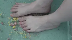 【南国足艺】裸足美食系列，李怡美脚夹饼干，性感美脚踩饼干加上沙拉酱，味道不错！ 原创：南国足艺<br><span style='color:#b0b0b0;'>[隐藏文字，购买后可见]</span><br>4K原版视频<br>作品是李怡性感美脚夹着饼干玩，语言诱惑，表演踩饼干，白嫩性感美脚踩碎饼干后展示脚底<br>扭动脚趾，然后又加上沙拉酱，制作原味美脚饼干大餐，味道看起来不错！还有帮李怡洗脚的花絮！