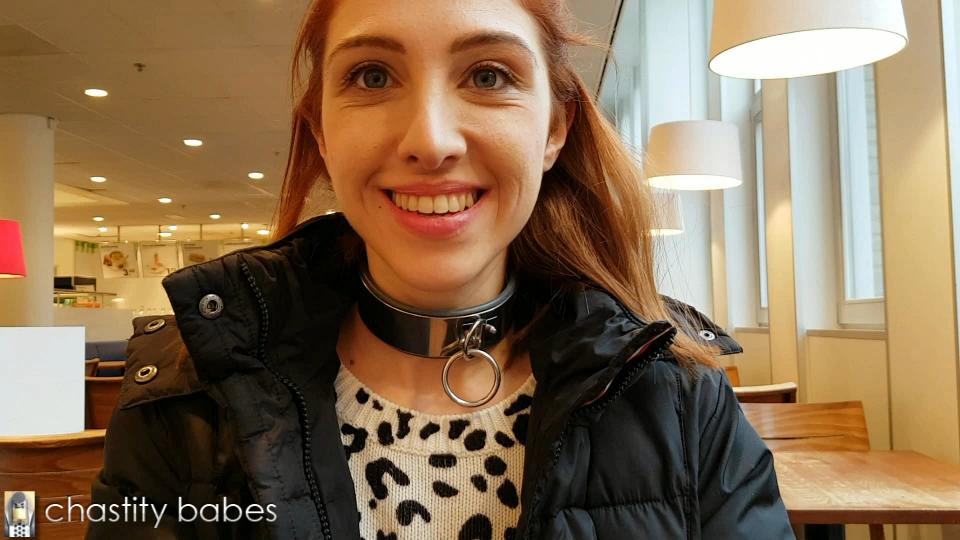 ( Chastitybabes ) Donna – lunch interview - cb580 介绍：<br>唐娜在系上腰带后很快就需要去购物，因为她发现在卡拉拉腰带上是不可能穿牛仔裤的。前面有一个很大的凸起，紧身牛仔裤不适合套在这上面。问题是，唐娜买了3条牛仔裤，其他的就不多说了。<br>所以我带她去了城里，去买一些有弹性的裤子和其他一些必需品。天气不是很好，但这给了唐娜一个机会，让她穿上一件大衣，把她的衣领遮住一些。我不认为她真的介意人们看到衣领，因为她有一半的时间忘记关大衣。<br>当我们坐下来吃午饭时，我采访了唐娜，了解她的情况。我注意到她仍然像往常一样吃得很多，我问她怎么可能就这样一直吃下去。她喜欢荷兰饼干，甚至在购物时买了一些。午餐室里有一些人，甚至还有一个女人在拍照，但我们不知道她是否拍了唐娜的任何照片。这将是相当不礼貌的，因为她没有征得同意。<br>唐娜仍然非常积极和快乐。她觉得自己有信心，她可以在这个沉重的腰带上做到。项圈也很好。她告诉我一些有趣的事情，比如30天贞操交易的钱可以让她在意大利南部持续很长时间，所以对她来说真的很值得。尽管在上锁的贞操带里挂着很多东西和等待，但她现在认为这是她的工作，这是她这个月赚钱的方式。她甚至会建议新来的女孩做贞操交易，尽管她认为她们最好从一周而不是一个月开始。<br><br>Description:<br>Donna needed to go shopping quite soon after she was belted, because she found out that it is not possible to wear jeans over the Carrara belt. There is a big bulge in front, and tight jeans don’t fit over this. The problem was that Donna bought 3 pairs of jeans and not much else.<br>So I took her to the city, to get some stretchy pants and some other essentials. The weather wasn’t really great, but that gave Donna a chance to wear a big coat to hide her collar a bit. I don’t think she really did mind when people saw the collar, because she forgot to close the coat half of the time.<br>When we were sitting down for lunch, I interviewed Donna on how she was doing. I noticed that she still eats a lot, like always, and I asked her how it is possible that she just keeps eating. She loves the Dutch cookies, and even bought some during shopping. There were some people in the lunch room, there was even a woman taking pictures, but we don’t know if she took any of Donna. That would be quite rude, because she did not ask for permission.<br>Donna still is very positive and happy. She feels confident that she can make it in this heavy belt. The collar is fine too. She told me some interesting things, like how the money from a 30-day Chastity Deal will last her a long time in south Italy, so it is really worth it for her. Even though it is a lot of hanging around and waiting in a locked chastity belt, she considers it her job now, and this is how she will make money this month. She even would advise new girls to do a Chastity Deal, although she thinks it is better for them to start with a week instead of a month.<br><br><br><span style='color:#b0b0b0;'>[隐藏文字，购买后可见]</span>