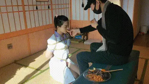 护士装女孩被绑起来喂吃东西，好好玩 护士装女孩被绑起来跪在老师面前，老师亲手喂女孩吃东西，好好玩。视频解压密码：chuxin  -            -                  -<br>一绳所爱绳艺体验店面向全国爱好者开放，本店提供绳艺捆绑模特服务、体验女绳师捆绑服务、体验长时间囚禁服务、场地出租、专业麻绳销售，原创视频套图销售、作品定制等，另外本店招募同好合作伙伴。微信：351552501初心