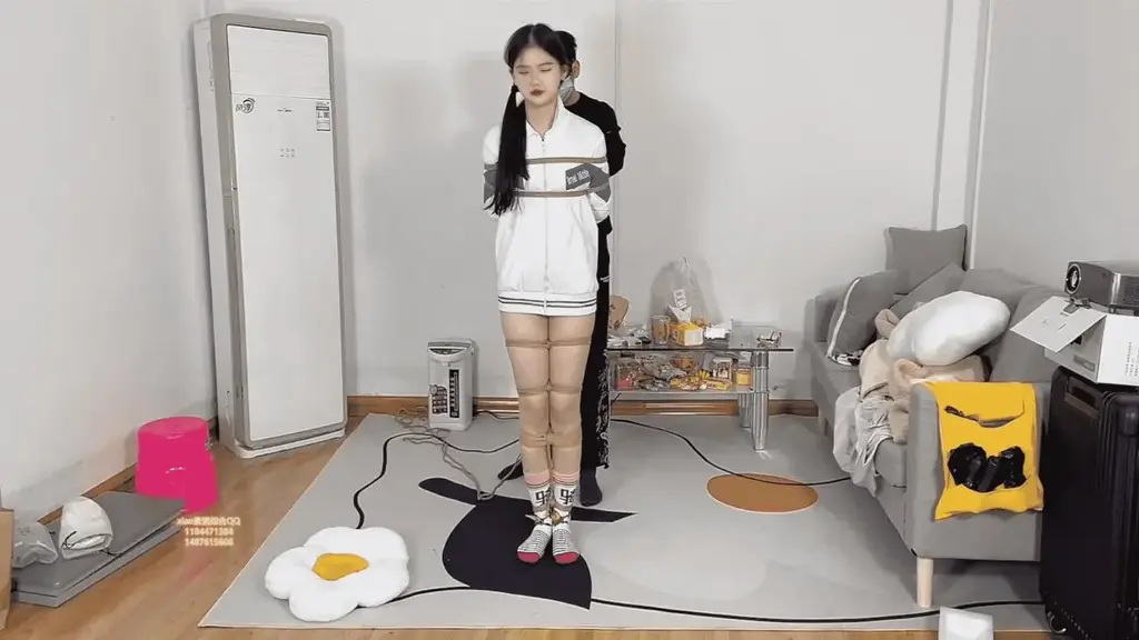（xiao素素）：真空校服订拍转公映～a84删减（第一集）素素校服收拾家务后被tj-口球 驷马 m腿 （xiao素素）：真空校服订拍转公映～a84删减（第一集）素素校服收拾家务后被tj-口球 驷马 m腿<br>             近期的颜值担当对素素jiajia作品<br>      同好订拍作品。校服tj 脚尖 顶地  gc 驷马连着头发,真空 口球<br>              此版本为绿色删减版～～～～～<br>                                                 解压密码：    xss123                     <br>                            业务范围：专属订拍           一对一视频网调          全国飞现实验           <br>                                 联系方式：主1184471384   副1487615606  3147195239  <br>影片时间：35分钟<br>影片大小：1860m<br>售价：26