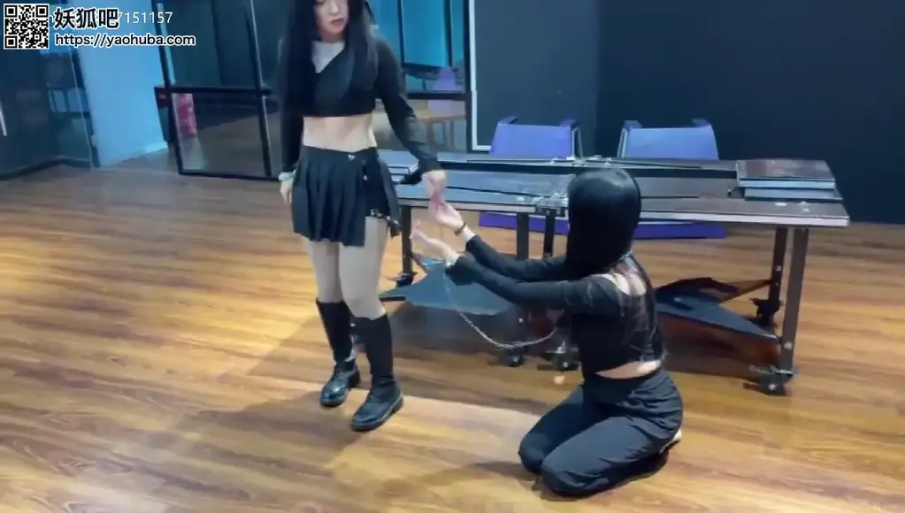 福利视频 女女人体两分 开场 <br>女魔术师向观众展示道具，敲打铁板证明坚不可破，展示箱子示意里面空空如也。然后魔术师示意女助手登场，但是并没有人登场亮相。魔术师愣了一两秒，再次展示铁板，示意女助手登场，但依然没人亮相。魔术师气的跺了脚高跟鞋，飞快走下台拉女助手，女助手很不情愿地被拉了上来。魔术师对女助手态度很生气，去拿了狗链，然后示意助手把头发拉起来，把狗链带在了女助手脖子上。手里攥着链子，向下一拉，女助手双膝跪地，手撑着地板。然后魔术师牵着女助手绕道具一周。然后魔术师放下链子，走向前摆pose迎接观众掌声，而与此同时女助手在后面偷偷解开了狗链，偷偷准备溜，结果不幸被魔术师回头发现，魔术师赶紧拉住女助手，很生气地将女助手催眠。然后将其放入人体两分，正常魔术流程切割即可。<br>切开后将女助手唤醒，然后魔术师走掉，镜头对准女助手上半身，女助手无助拍拍箱子（约1分钟），之后魔术师回来，拿起地上的狗链，微笑地对着女助手晃了晃（表示复原后你要把它带上）。女助手会意，不情愿地点了点头。魔术师将助手复原，将女助手拉起来，女助手下道具谢幕，魔术师去拿狗链。魔术师拿着狗链晃了晃，女助手立刻双膝跪地，魔术师将狗链抛到女助手跟前，女助手自己带上狗链，双手举起链子。魔术师笑着拿起链子。然后魔术师坐在两分台上，手里拿着链子，女助手跪在魔术师腿边。