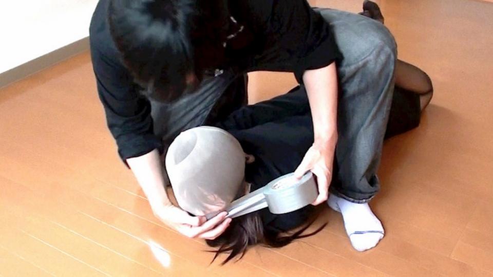 彼女が逃げる事は絶望的になった！ 某不動産会社に勤める美沙。今日も仕事で忙しく外回りをしていた。つい最近家賃トラブルでもめて、空室になったばかりの物件で少しの休憩をする。しかしバスルームには彼女を狙う男が潜んでいた！男の存在に気づいた彼女だが、男に捕まり、口を塞がれ両手両足を縛られクローゼットに引きずられていく。クローゼットに監禁された彼女。どこかに出掛けていった男の隙を見て脱出を試みる。やっとの事で手足の拘束を外して部屋を出ようとするが、ドアを開けた瞬間に男が帰ってくる。バスルームに隠れるがあっけなく見つかってしまう。手足はロープできつく縛り上げられ、口にストッキングを詰め込まれたまま頭からストッキングを被せられてテープで口と目をグルグル巻きにされてしまう。<span style='color:#b0b0b0;'>[隐藏文字，购买后可见]</span>