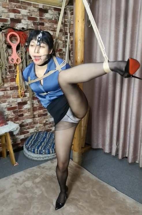 职业装 口伽和鼻勾的组合   单腿吊鞭打 束缘阁  王蕾  职业装 口伽 鼻勾 口水 单腿吊绑  定拍  QQ 63111044<br>不要用手机下载 用电脑下载完成之后解压  解压密码 ：随心