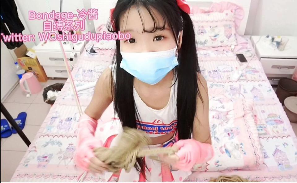 【冷酱自缚20】可爱冷酱cos拉拉队矢泽妮可自缚胸缚直腿在床上用杆子自缚吊，手铐自缚双手吊起快乐棒放置 下载后再解压，解压密码leng，解压后改文件后缀为.mp4<br>冷酱首次尝试cosplay自缚，因为之前妮可的拉拉队拘束套图很受欢迎。<br>冷酱先自缚胸缚，在用绳子自缚腿，将腿吊在杆子上。在用快乐棒固定在腿上正好不停震动下t。将提前吊起的手铐的钥匙捆在吊手铐旁边的绳子上。<br>然后将双手自缚拷上。冷酱开始了挣扎表演。<br>最后钥匙打结太紧解不开……还好我的手铐中间是活扣。慢慢拧开最后脱缚……<br>下载后再解压，解压密码leng，解压后改文件后缀为.mp4<br>接自缚定拍有意向联系qq：379989669<br>闲聊勿扰，无意向勿加，谢谢配合