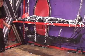 Two Slaves One Rig 阿丽亚娜情妇仅展示了她的新型悬挂装置“挑战者”的众多功能之一。 她将 RubberSlut 绑在一个装在充气尸体袋中的悬挂式桌子上。 她有另一个奴隶悬挂在 RubberSlut 下方的 Mr. S 皮革尸体袋中。 随着底层奴隶的屁股伸出来，阿丽亚娜女主人拿了一根拐杖。 她检查了 RubberSlut 以确保他没有在包里[不可描述]，结果却发现他脾气暴躁。 刚被挤奶不到半小时，Ariana 决定惩罚他的公鸡。 她开始鞭打它，但意识到硬伤不会消失。 她开始狠狠地教训他一顿。 然后，当她决定[不可描述]睡觉时，她将两个奴隶留在那里过夜。 这只是这个惊人的悬挂装置能力的一个例子！