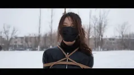 【半岛束艺台】【卡菲】【户外】YT1364 雪仗的正确打法 2022年的新年就该有个二的样子，零下10℃的大雪天，台长和卡菲非要出去玩，不过今天台长丢人了，n个雪球都没有击中被吊在单杠上的卡菲，引来一阵嘲笑......罚她坐在雪地里思过。回到温暖暖的房间后，卡菲用头蹭我的动作使我有些凌乱，似曾相识的画面，似曾相识的面孔。<br>解压密码：peninsula2018,修改后缀名mp4，勿在线观看<br><br>半岛束艺台不做精品只做生活，用镜头记录真实绳艺，纯净捆绑，健康游戏！为每一个热爱捆绑的朋友展示最纯粹的绳艺，为每一个顾客用心打造属于您的专属作品。<br>本台主页：https://linzijun.app/@BDTV<br>联系方式：QQ2245148409/微信peninsulastudio/推特Twitter@PeninsulaBound<br>业务咨询秒回，闲聊看心情，色情勿扰。<br>