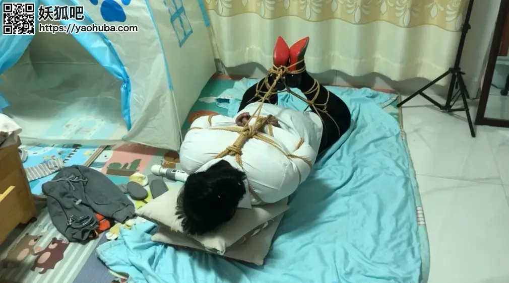 媳妇初试 日常玩玩，简简单单的束缚下，口塞丝袜，加5cm大号口球，嘴都塞不下了，黑丝高跟，假阳ju配合棒棒，爽的不行了，媳妇嘴里支支吾吾的也没听懂说啥