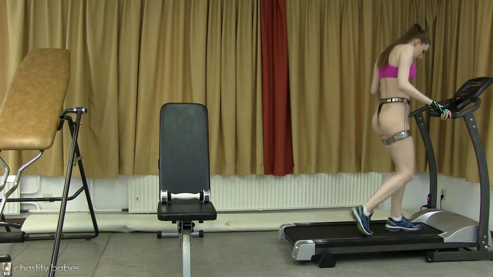 (chastitybabes) Cobie – fitness and unbelting 當我帶著解鎖她許多鎖所需的所有鑰匙進來時，Cobie 正在鍛煉身體：1 個用於她的腰帶，1 個用於她的衣領，5 個用於她的大腿帶。 Cobie 對她的鬆綁感覺很複雜：她很高興能擺脫緊繃的腰帶（NeoSteel 非常合身，但並不完美），但她也非常難過。在歐洲玩得很開心後，沒有係安全帶很傷心，也很傷心回家。<br>不過她的皮膚需要休息一下，她已經很難系上腰帶了。儘管她在交易期間休息了幾次，但她仍然需要一條定制的腰帶才能永遠保持貞操。擁有一條完美的腰帶是她最大的願望之一，好消息是……這可能在未來發生！我們還不能說太多，但手指交叉！我真的很想看到她永遠貞潔！<br>科比會回來的，我敢肯定。歐洲有很多人想再次見到她，明年和她簽訂新的貞操協議會很有趣。讓我們希望我們有適合她的完美裝備，這樣她就可以更加瘋狂、快樂和外向！再見科比！！很快再見！<br><span style='color:#b0b0b0;'>[隐藏文字，购买后可见]</span>