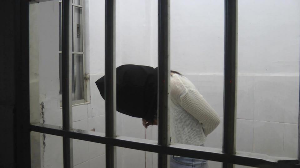 2021_39期视频  抓捕审讯杀人犯 文静 <span style='color:#b0b0b0;'>[隐藏文字，购买后可见]</span><br><br><br><br>抓捕审讯杀人犯 文静<br>小姐姐长得还真挺文静的<br>镣铐 牢笼 头套 折磨 驷马等元素<br><br><br>点击查看更多精品影片<br>