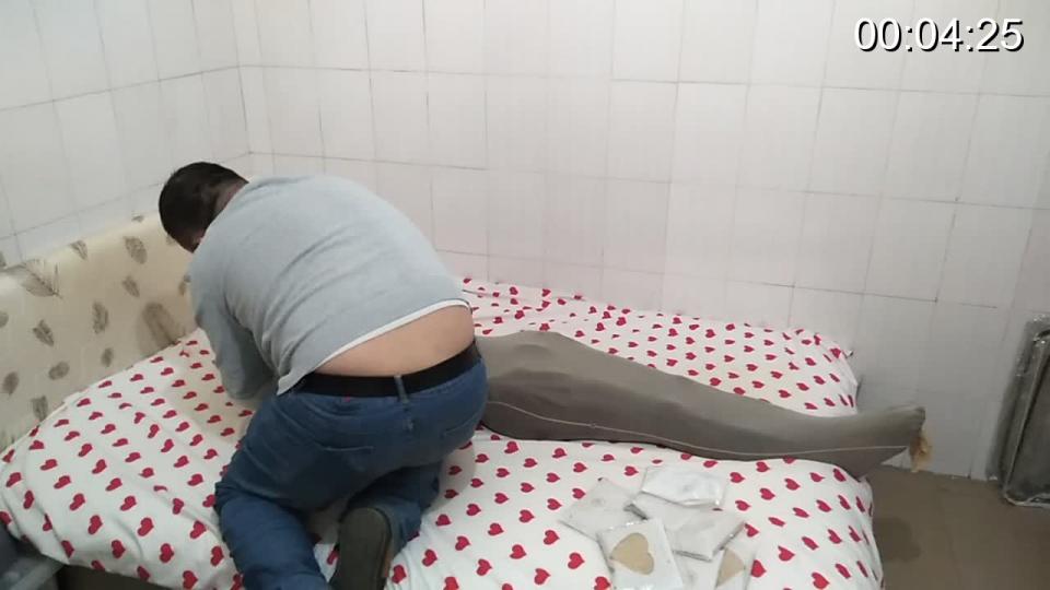 7层912丝袜袋全包，乳胶头套 最近朋友买了10双912的丝袜袋，装备挑战10层丝袜全包，我给他一层一层套起来，套到第7层他放弃了，因为这次的丝袜袋实在太紧，套了七层以后很难动得了