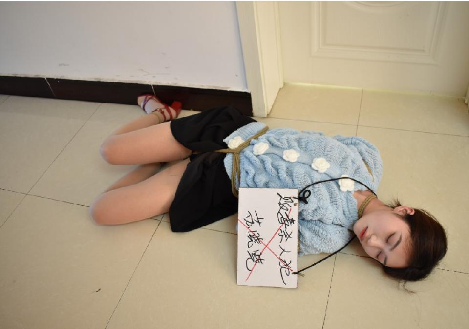 2022女犯新作《贩毒空姐 苏晓晓》 片长37分钟，1080p全高清拍摄。故事讲述了某航空公司空姐“苏晓晓”利用职务之便，私藏运输大量毒品被查获，警察掌握大量证据后进行抓捕，审问过程中苏晓晓避重就轻，拒不交代自己的犯罪事实，被看守所管教狠狠训诫揩油，最后在大量证据和体罚折磨下，苏晓晓终于承认自己运输贩卖毒品的罪行，执行死刑前一天，苏晓晓提出要求，想穿自己喜欢的衣服上路获得批准，最后被五花[不可描述]执行枪决，一朵美丽的鲜花就这样夭折了.....本片为一往情深绳艺工作室定拍作品，版权所有，定拍咨询qq1002871968  欢迎定拍约拍咨询交流。“网盘文件为压缩包，统一解压密码ywqs”