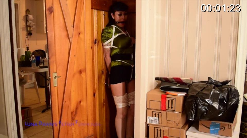 LUNA DAWN ABUSHED TIED AND PUT IN A CLOSET Luna has just arrived home from work, when she is totally ambushed by a stranger in her house.  She is taken down and unconcious.  When she wakes up, she is gagged bound and in a closet!!  She begs for them to set her free.  She throws herself against the walls.  She screams, she jumps up and down but no one comes to save her.  How long will she be held hostage in her own house in her own closet!!  Will she get free and get help?<br><br><span style='color:#b0b0b0;'>[隐藏文字，购买后可见]</span>