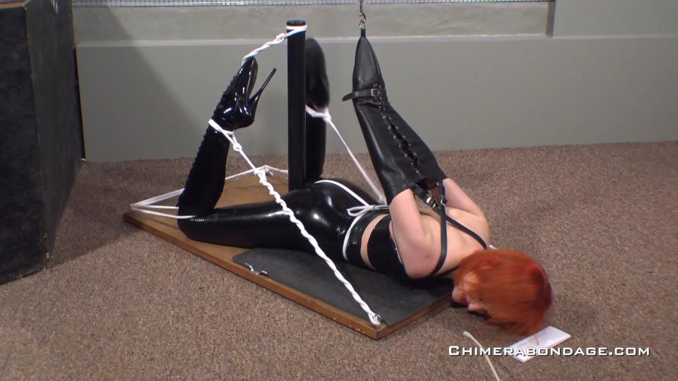Latex, Ballet Boots And An Armbinder 简介：<br>安妮塔-德-鲍赫身着闪亮的黑色乳胶，已经被她的男友绑在地板上，她的双腿被青蛙绑住，手臂被绑在一个皮制的臂章上，这个臂章连接在她上方的绞盘上。在她面前的地板上有一张纸条，上面写着：如果你知道什么是对你有好处的，请保持安静！。安妮塔挣扎着想逃跑，并对她的男友大喊大叫，因为她喊的时候，她的臂章被抬高了几英寸，使她更加挣扎，尖叫声使她的手臂又抬高了几英寸。安妮塔低头看了看纸条，但这只是激怒了她，她再次挣扎和尖叫，她的手臂被抬得更高，但这只是让她更加挣扎和尖叫，她的手臂被进一步抬高的良心。安妮塔现在处于一个非常严格的姿势，她很快就开始觉得很痛苦，但在她保持沉默的短暂时间后，她的手臂被放了下来。安妮塔立即挣扎和尖叫起来，她的手臂又被抬起来，安妮塔呼吸沉重，挣扎着，但这次也保持安静，她的手臂再次被放下来。<br><br>Descripiton:<br>Anita De Bauch is dressed in shiny black latex and is already tied down to the floor by her boyfriend with her legs frog tied and her arms in a leather armbinder that is attached to a winch above her. In front of her on the floor is a note that reads Stay quiet if you know what is good for you! Anita struggles to escape and shouts at her boyfriend who is leaving her alone and as she shouts her armbinder is raised a few inches making her struggle even more and scream making her arms raised a few more inches. Anita looks down at the note and reads it, but this just infuriates her and she struggles and screams again with her arms being raised even higher, but this just makes her struggle and scream even more with the conscience of her arms being raised still further. Anita is now in a very strict position that she soon starts to find painful, but after a brief time of her keeping quiet her arms are lowered. Anita immediately struggles and screams again with her arms being raised back up leaving Anita breathing heavy and struggles but also keeping quiet this time and her arms are lowered once more<br><br><br><span style='color:#b0b0b0;'>[隐藏文字，购买后可见]</span>