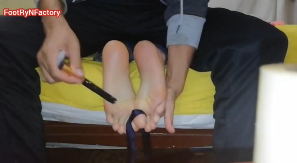 Beautiful Feet of a Costa Rican Gammer Again <span style='color:#b0b0b0;'>[隐藏文字，购买后可见]</span>Perverstage工作室出品，墨西哥小姐姐Rican Amazon再次被tk，这次以t脚为主，远古画质，喜欢t脚的朋友们一定不要错过了哦！