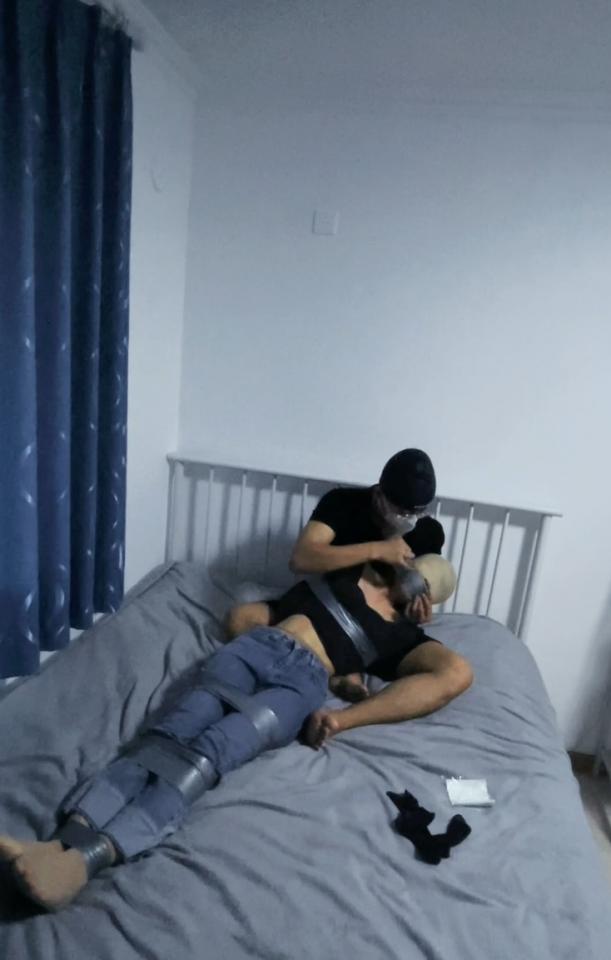  【琉璃原创04】绑架丝袜套头+绷带包头+银色胶带捆绑+PU膜多重封堵脱裤气味折磨至崩溃哭泣 往期视频、图片、小说请站内搜索琉璃原创。<br>网站可以直接观看，帝都喜欢捆绑堵嘴的小姐姐，可来认门，仅找俩人，速度联系，现实约绑，无性，不裸！（需验证性别，事多磨叽的别来了。）<br>定拍看时间档期，价格合理，小玩怡情，不流水线，所以要求苛刻的，不懂礼貌的就别来了。<br>重点：单男、CD勿扰。<br><br>本集剧情：小姐姐趴在床上玩手机，却没有意识到，绑匪已经悄悄的摸到了她的房间，绑匪飞身[不可描述]，迅速控制住了女主，用胶带对其进行了捆绑。塞住嘴巴之后先是用PU膜进行封嘴，然后是胶带 绷带，最后还用丝袜套头，绑完之后，绑匪还强行将女主的头按在他的裆部，进行气味系的折磨。。。（图片未截，购买观看。）<br>重点重点重点！挣扎十分剧烈，解开后发现，小姐姐早已经哭的不成样子！<br><br>一包烟钱，希望大家支持原创，你们的支持也是我们继续下去的动力。<br>欢迎大家点封面右上角红心收藏。<br>路过的朋友可以给琉璃点点关注，可以获得一手更新消息。