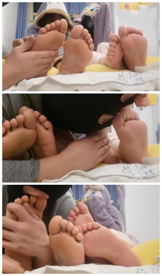两只臭脚小萝莉，人小脚却酸臭 原创者：jk工作室<br>购买地址<span style='color:#b0b0b0;'>[隐藏文字，购买后可见]</span><br>猥琐肌肉男舔两只酸脚小萝莉， 萝莉睡衣出场噢