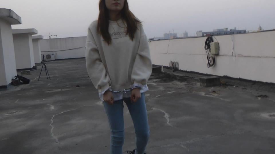 2021_03期视频  娇娇楼顶手铐脚镣体验 <span style='color:#b0b0b0;'>[隐藏文字，购买后可见]</span><br><br><br><br>娇娇楼顶手铐脚镣体验<br>牛仔裤配镣铐真是绝配<br>带着妹子楼顶溜达溜达<br><br><br>点击查看更多精品影片<br><br>