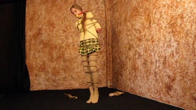Big Ball Gag and Sexy Sweater Struggle 简介：<br>大球堵嘴和性感毛衣的斗争<br><br>堵球，毛衣，麻绳<br><br>Description:<br>Big Ball Gag and Sexy Sweater Struggle<br><br>Ball gagged, sweater, hemp ropes<br><br>