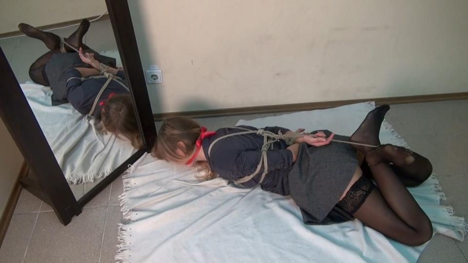 Sweet Lera Hogtied 简介：<br>Lera驷马捆绑 堵嘴<br><br><br>Description:<br><br>MP4 Version Of Video Below<br>Category: BONDAGE<br>Related Categories: 18 & 19 YRS OLD, BDSM, ALL NATURAL, AMATEUR.<br>Keywords: hogtied, cleave gagged, business suit, high heels, stockings, pantyhose. <br><br><span style='color:#b0b0b0;'>[隐藏文字，购买后可见]</span>