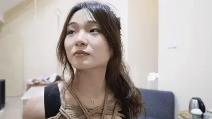【半岛束艺台】【卡菲】YT1345 晚饭险中求 台长的晚饭就是这碗炒面，如果打翻了台长就要饿肚子，这样的后果是卡菲承担不起的，所以她那被绑住的用来当饭桌的双脚一动不敢动。<br>解压密码：peninsula2018,修改后缀名mp4，勿在线观看<br><br>半岛束艺台不做精品只做生活，用镜头记录真实绳艺，纯净捆绑，健康游戏！为每一个热爱捆绑的朋友展示最纯粹的绳艺，为每一个顾客用心打造属于您的专属作品。<br>本台主页：https://linzijun.app/@BDTV<br>联系方式：QQ2245148409/微信peninsulastudio/推特Twitter@PeninsulaBound<br>业务咨询秒回，闲聊看心情，色情勿扰。<br>