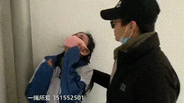 学生被混混强迫收保护费 校园欺凌事件，一名漂亮的女同学因为这个月没有交保护费，在去学校的路上被混混劫持，并捆绑殴打拍照恐吓等方式逼迫女生交保护费。视频解压密码：chuxin  .            -            -<br>一绳所爱绳艺体验店面向全国爱好者开放，本店提供绳艺捆绑模特服务、体验女绳师捆绑服务、体验长时间囚禁服务、场地出租、专业麻绳销售，原创视频套图销售、作品定制，模特原味丝袜出售等，另外本店招募同好合作伙伴。微信：351552501初心