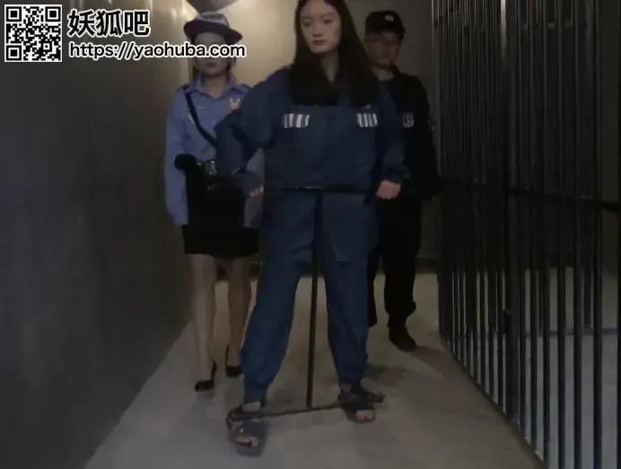 定拍新片《女犯行刑前的等待》 上集   死刑前夜女犯被捆绑插标在牢房里很痛苦的一夜 这是一部经典定拍女犯片，牢房里戴重镣，戴工字镣铐，女犯被宣判死刑，死刑前夜女犯被捆绑插标在牢房里很痛苦的一夜等待天亮被押刑场，执行枪决，下集更精彩，请欣赏视频QQ342642509   解压码sjys