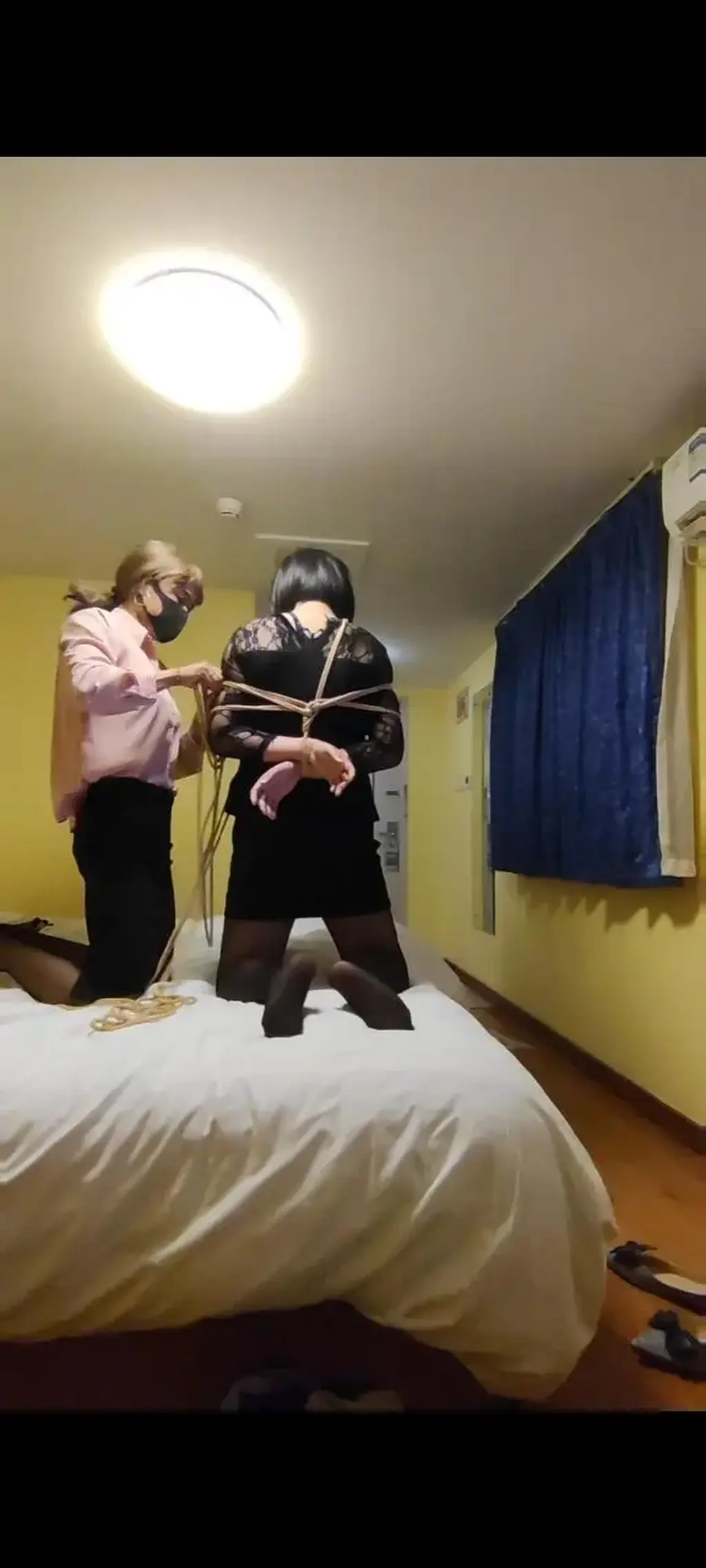 vv驷马紧缚捆绑黑丝短裙sao女 静是vv的朋友，之前没时间调教这sao货，这次终于有机会了，绑起来打屁股，看她无助呻吟的样子，真是让人血脉喷张啊。