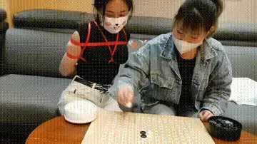 姐妹两个女孩摇骰子下棋，输了要绑起来 在家里无聊，姐姐突然提起来想把妹妹绑起来玩，妹妹不甘示弱，也想绑姐姐，于是两个女孩决定摇骰子下棋等方式，谁输了就绑谁，结果两人都被绑，没有人解绑，无奈、两个女孩只能笨拙的用被绑的双手相互解绑。视频解压密码：chuxin  。   -<br>一绳所爱绳艺体验店面向全国爱好者开放，本店提供绳艺捆绑模特服务、体验女绳师捆绑服务、体验长时间囚禁服务、场地出租、专业麻绳销售，原创视频套图销售、作品私人定制、模特原味丝袜出售等，另外本店招募同好合作伙伴。微信：351552501初心<br>