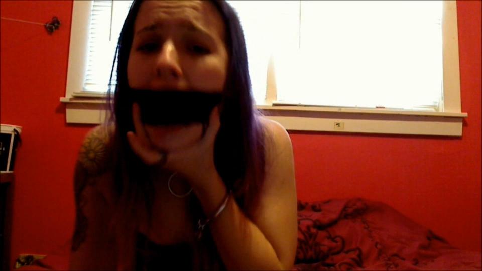 Sparrow Summers in: Collared Slave Girl: Gagged For Master! You're her Master, she's your slave. Young submissive newcomer Sparrow Summers has a big mouth which sometimes needs a good round of gagging in order to put her in place. She knows that Master loves her gagged and even more when she whiningly tries to talk with the gag in her mouth. You've just ordered your collared slave girl to shut herself up and as it usually is with obedient subs like yours: Your wish is her command! Sparrow gags herself in 3 different ways (bit gag, ball gag and a panty stuffed black duct tape gag) and relentlessly gag talks like a good girl only to suck up to your kinky desires!<br><br>Submissive slave girl gags herself up and squeaks just for you!<br><br><span style='color:#b0b0b0;'>[隐藏文字，购买后可见]</span>