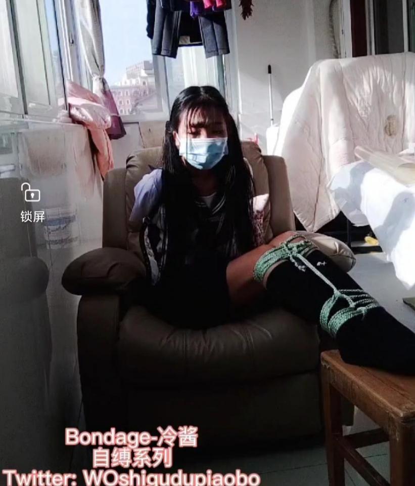 【冷酱自缚21】可爱冷酱jk制服阳台漏出自缚直腿+胸缚+单手套，阳台自缚沙发放置挣扎 下载后再解压，解压密码leng，解压后改文件后缀为.mp4<br>这次趁家人午睡赶紧偷偷整一波阳台自缚。内心还是很害怕被发现的。自缚的时候家里的美短猫咪一直捣乱还拉扯绳子。后来被我抱走。自缚直腿胸缚，然后自缚单手套。尝试在阳台蹦着移动，看窗外风景。然后蹦到阳台沙发挣扎表演，最后解开脱縛。还好家人中途没有起来上厕所什么的，中途可以说一直担惊受怕了。<br><br>过年不放假接自缚定拍有意向联系qq：379989669<br>闲聊勿扰，无意向勿加，谢谢配合