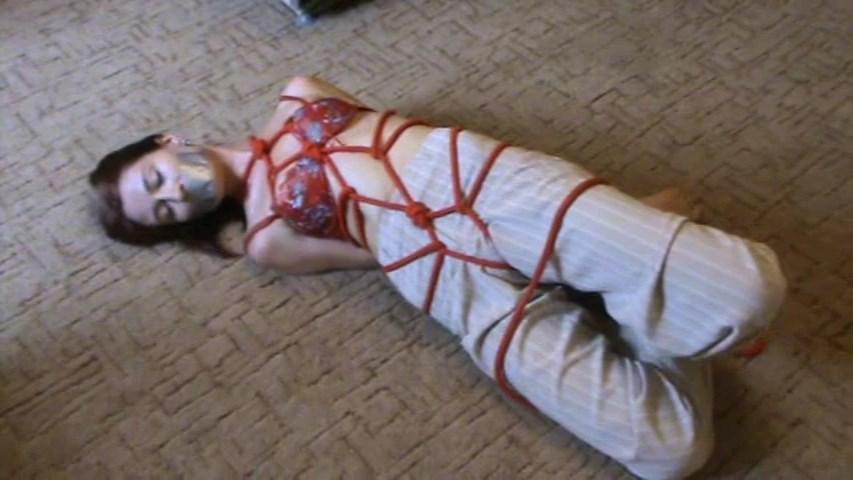 Shibari Frogtied Escape Challenge 简介：<br>日式龟甲缚逃生挑战。<br>用胶带堵住嘴，光着脚丫子，挣扎<br><br><br><br>Description:<br>Shibari Frogtied Escape Challenge<br>Tape Gagged, Bare Feet, Escape<br><br><br><br><span style='color:#b0b0b0;'>[隐藏文字，购买后可见]</span>