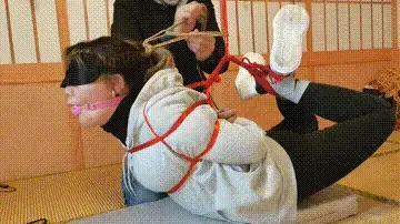 佩奇是个很保守的女孩，但内心有压抑不住被紧缚的诱惑 佩奇是个很保守的女孩，但内心有压抑不住被紧缚的诱惑，所以穿很厚的衣服体验捆绑，今天老师看佩奇穿的厚，绑了个极限紧缚驷马捆绑，佩奇那叫一个酸爽啊。视频解压密码：chuxin .        -             -<br>一绳所爱绳艺体验店面向全国爱好者开放，本店提供绳艺捆绑模特服务、体验女绳师捆绑服务、体验长时间囚禁服务、场地出租、专业麻绳销售，原创视频套图销售、作品私人定制、模特原味丝袜出售等，另外本店招募同好合作伙伴。微信：351552501初心