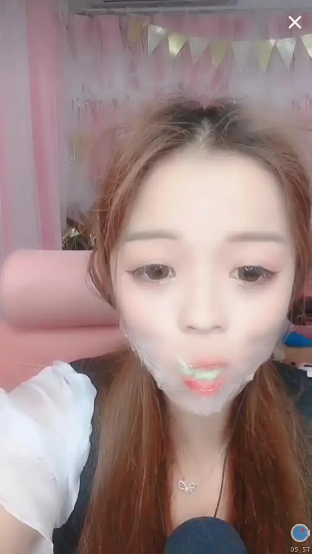 女主播直播中胶带封嘴1 女主播直播中胶带封嘴系列视频，给主播打赏以后要求主播按要求进行封嘴。本视频女主播先进性堵嘴，然后透明胶带封嘴，然后丝袜套头。<br>视频制作不易，贵在真实，价格不高，一瓶矿泉水的价格，请大家多支持。